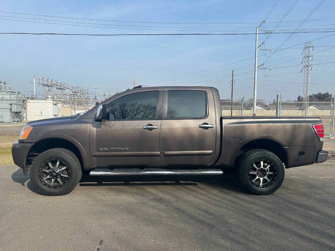 Used 2014 Nissan Titan SL w/ SL Moonroof Package image 2