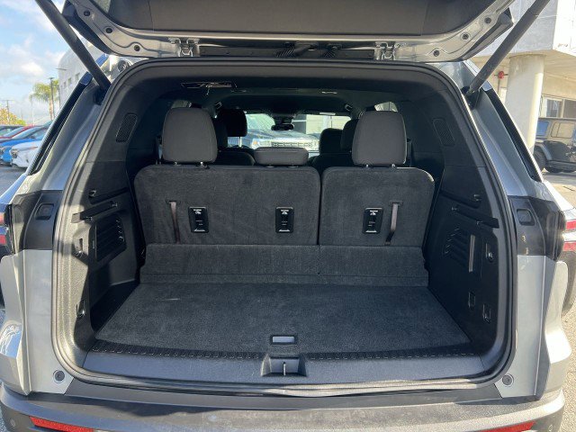 Used 2025 Chevrolet Traverse LT image 26