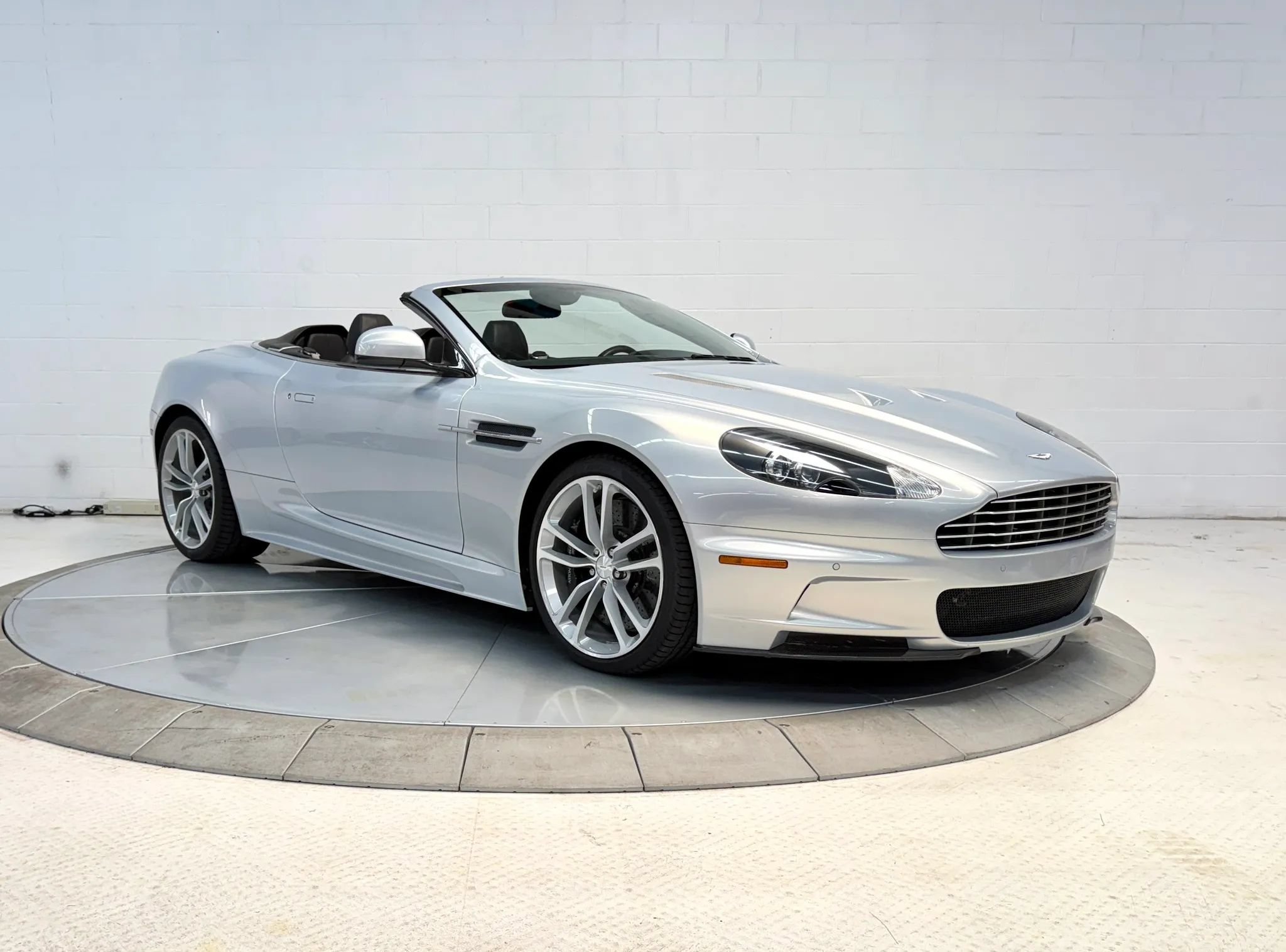 Used 2012 Aston Martin DBS Volante RWD image 3
