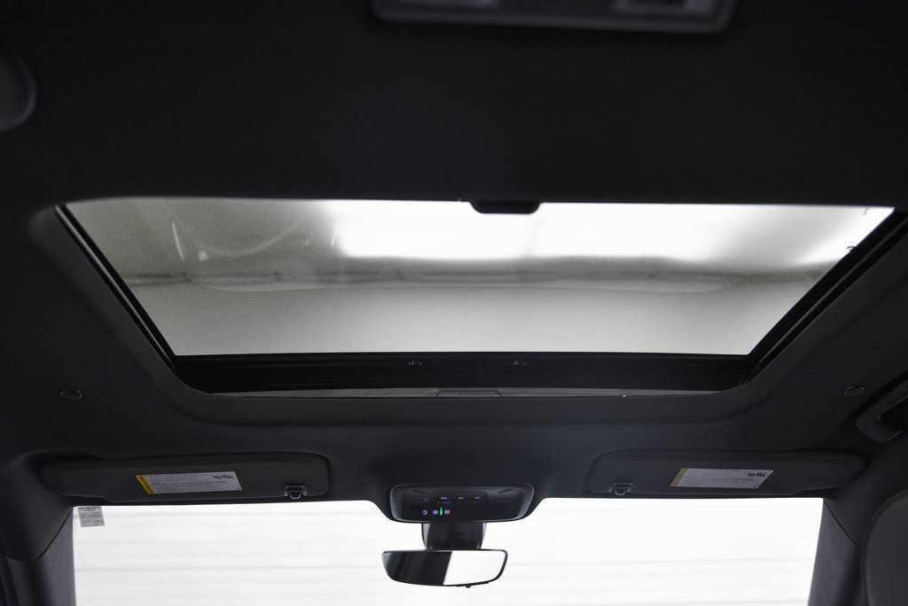 Used 2023 Chevrolet Traverse RS image 23