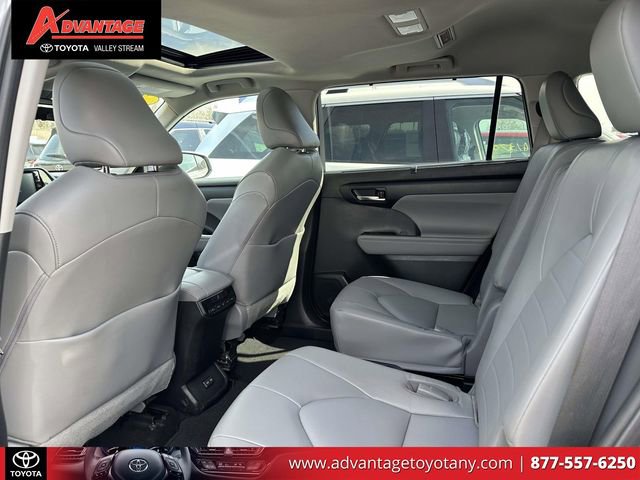 Used 2022 Toyota Highlander XLE image 11