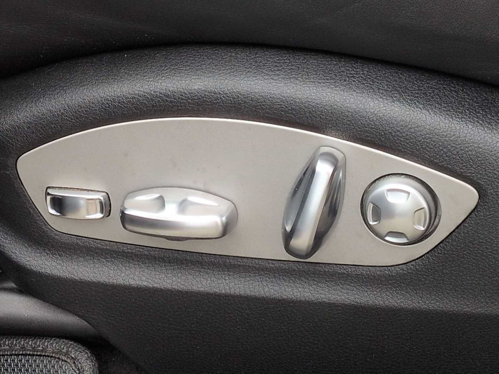 Used 2018 Porsche Macan AWD/4WD image 17