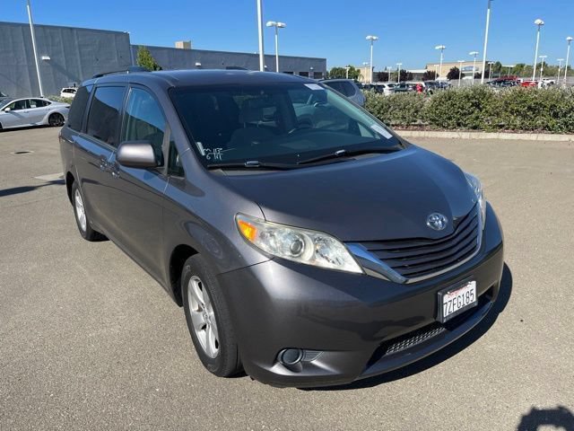 Used 2017 Toyota Sienna LE FWD image 3