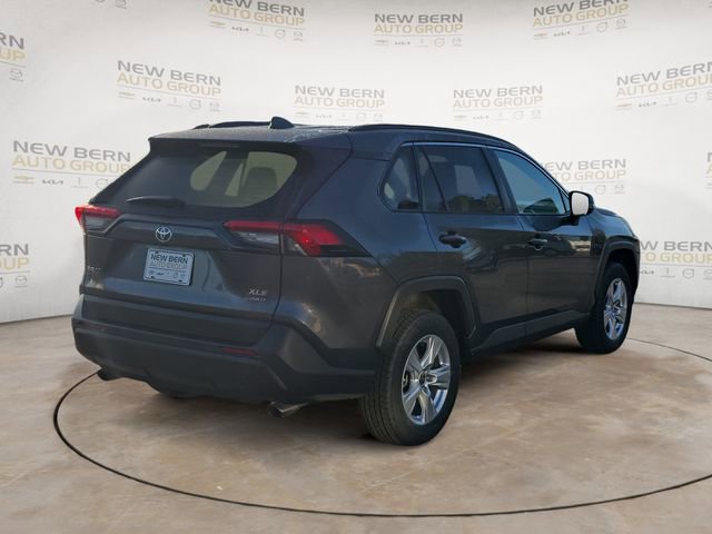 Used 2021 Toyota RAV4 XLE AWD/4WD image 5