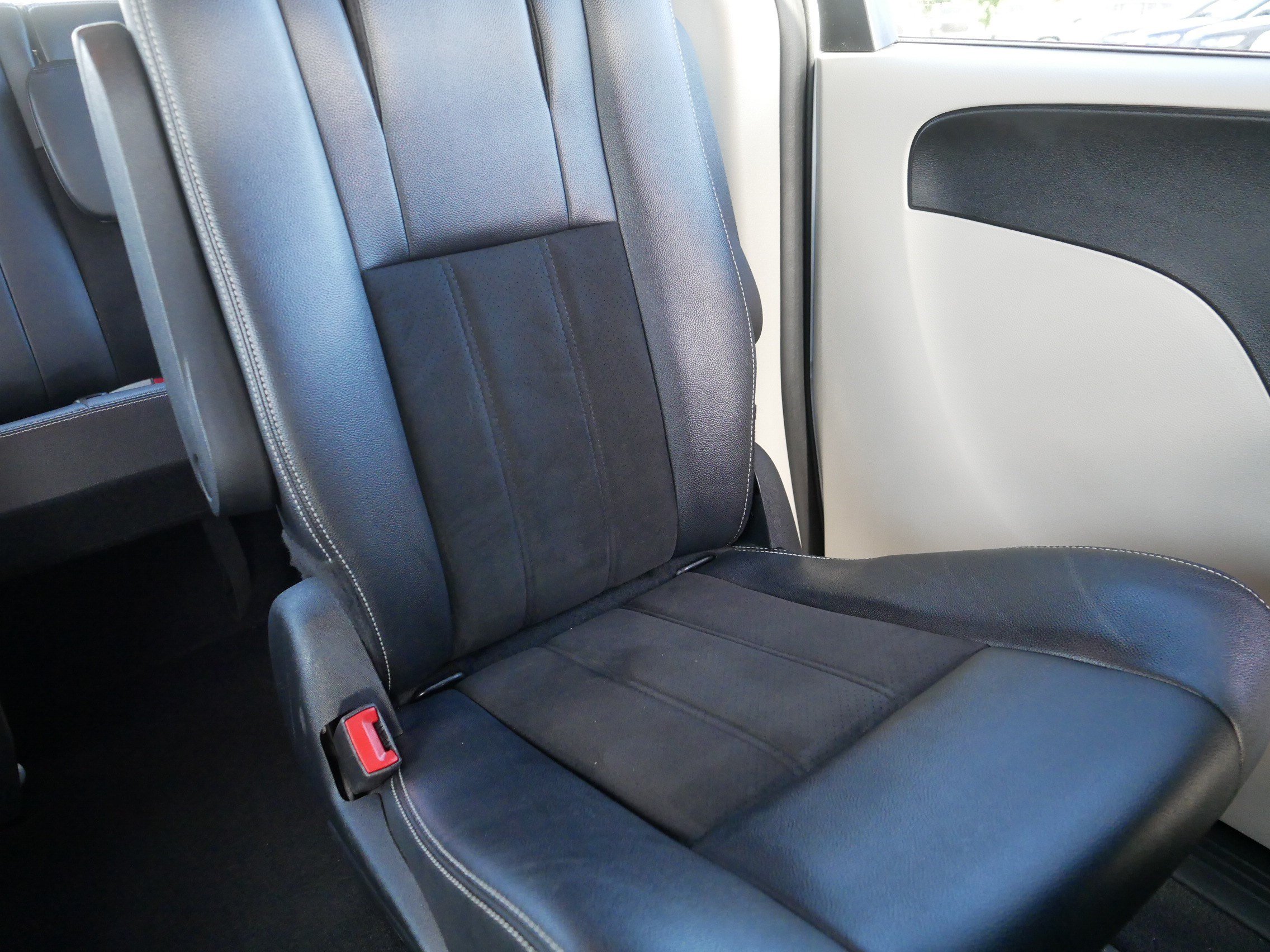 Used 2020 Dodge Grand Caravan SXT FWD image 14