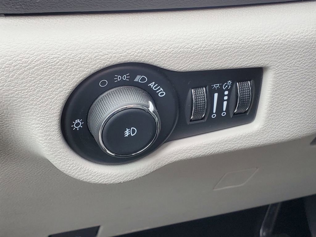 Used 2024 Chrysler Pacifica Touring-L image 18