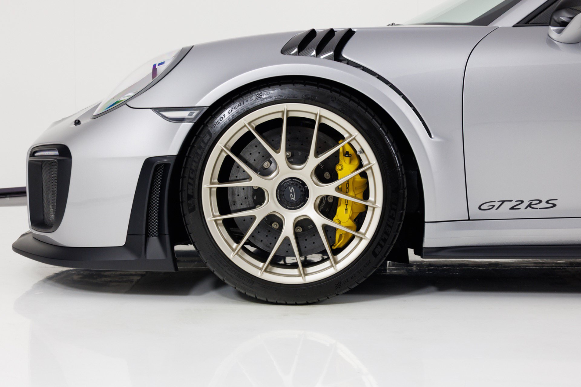 Used 2018 Porsche 911 GT2 RS RWD image 9