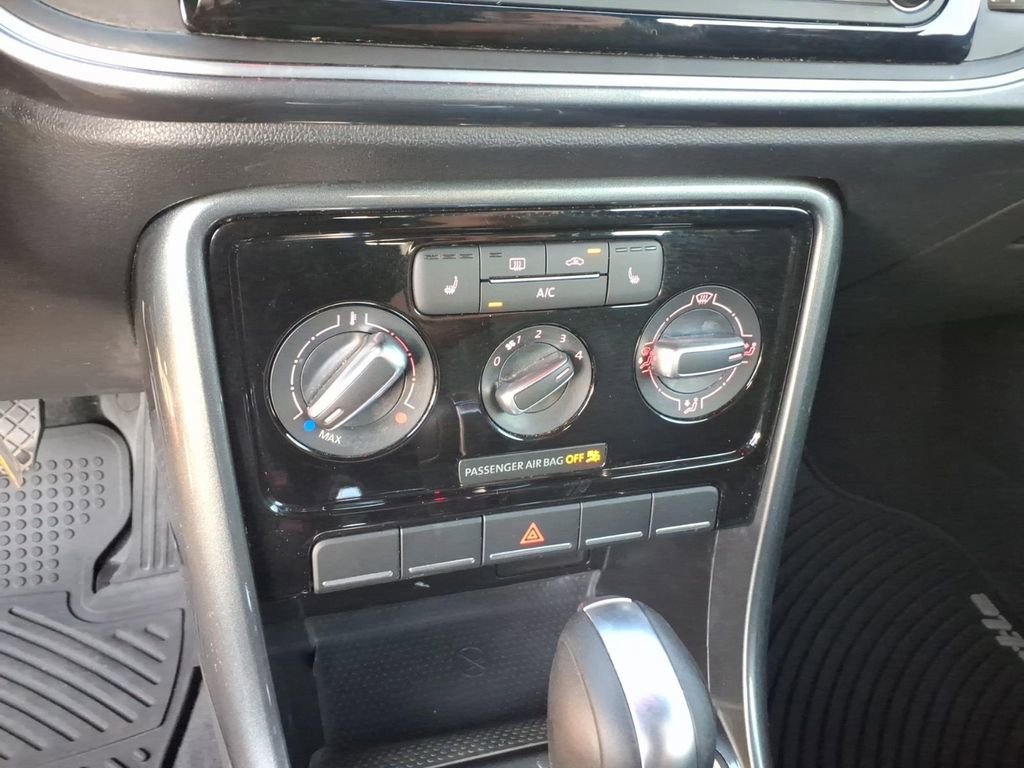 Used 2017 Volkswagen Beetle 1.8T S FWD image 19