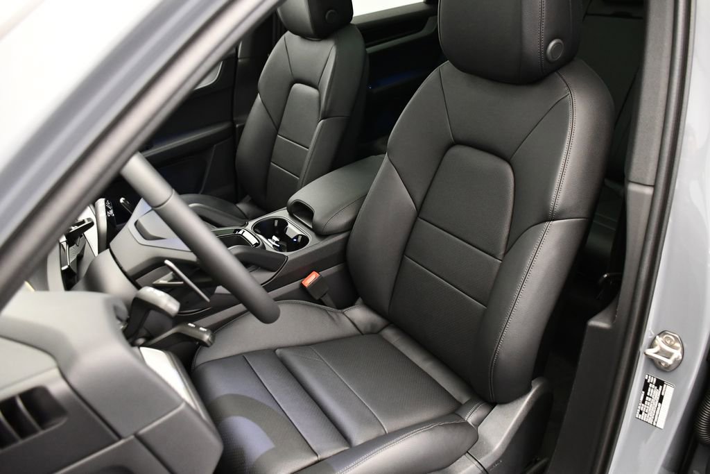 Certified 2025 Porsche Cayenne image 40