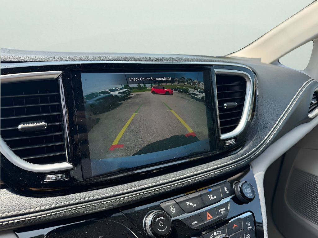 Used 2024 Chrysler Pacifica Limited FWD image 24