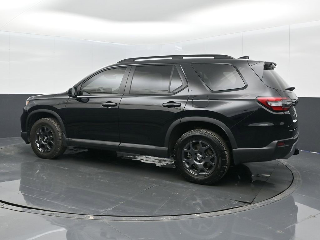 Used 2025 Honda Pilot TrailSport image 16