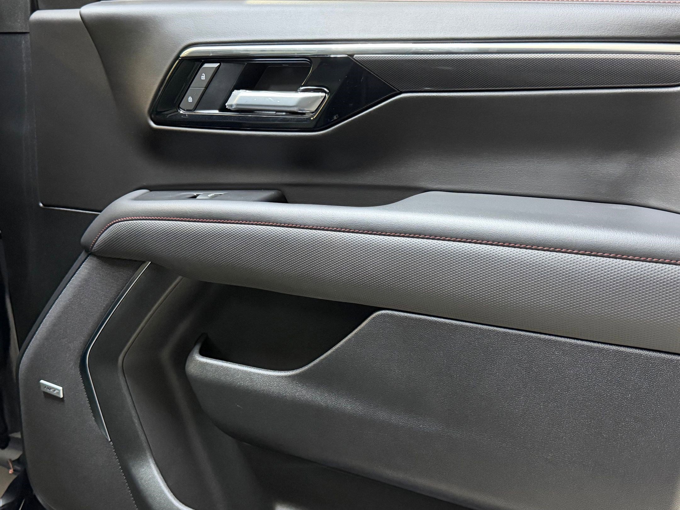 Used 2025 Chevrolet Suburban RST w/ Comfort Package image 48