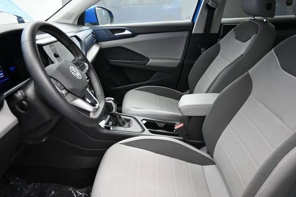 Used 2023 Volkswagen Taos SE w/ Panoramic Sunroof Package FWD image 9