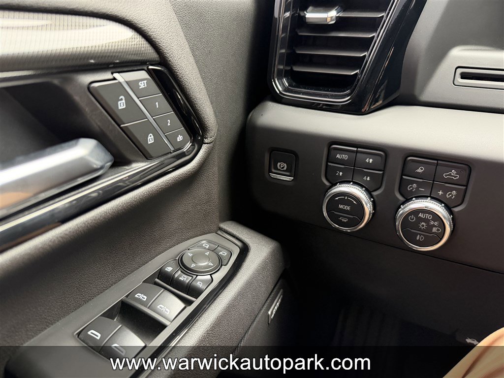 Used 2025 GMC Sierra 2500 AT4 AWD/4WD image 4