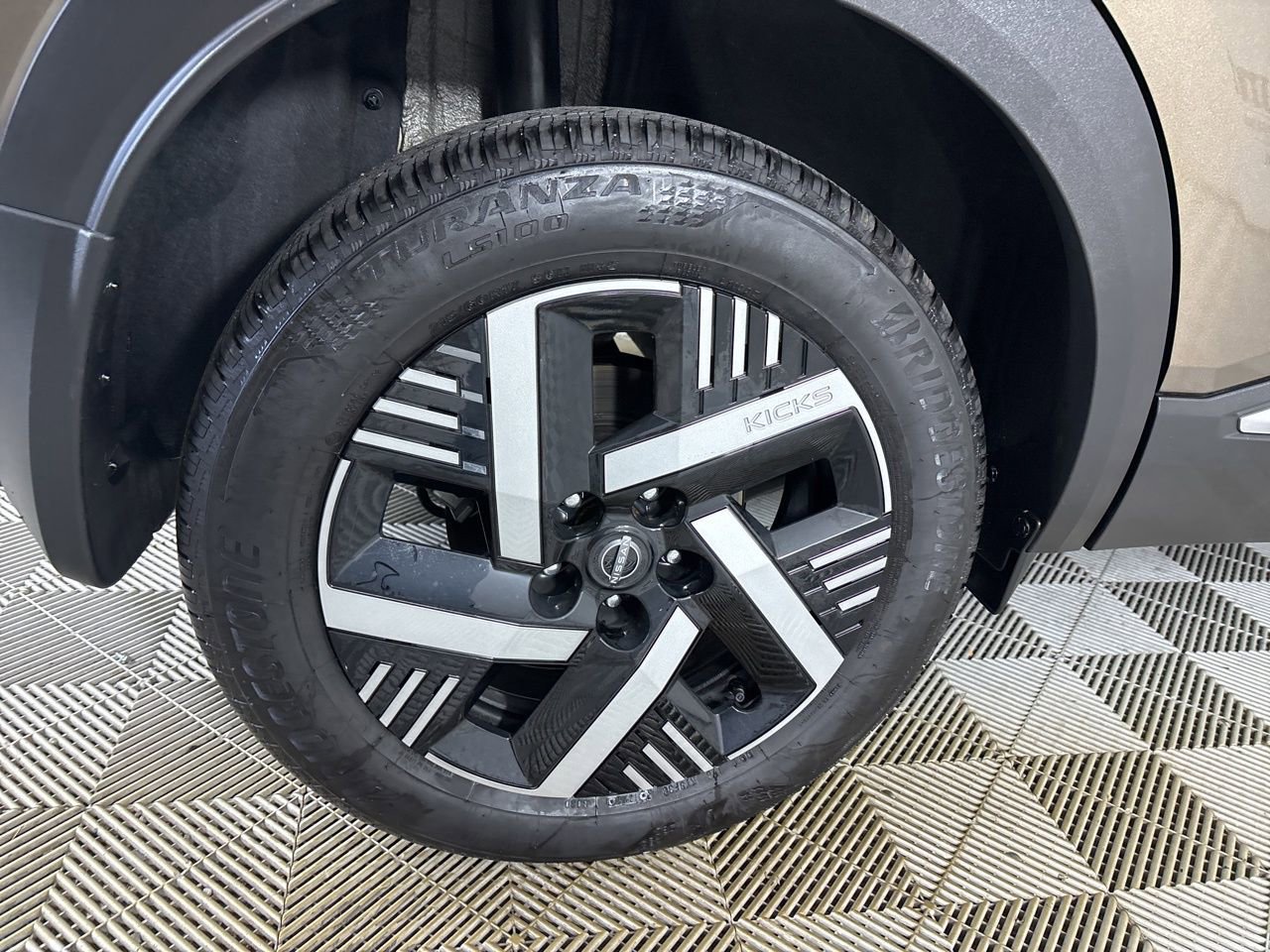 Used 2025 Nissan Kicks SV image 28