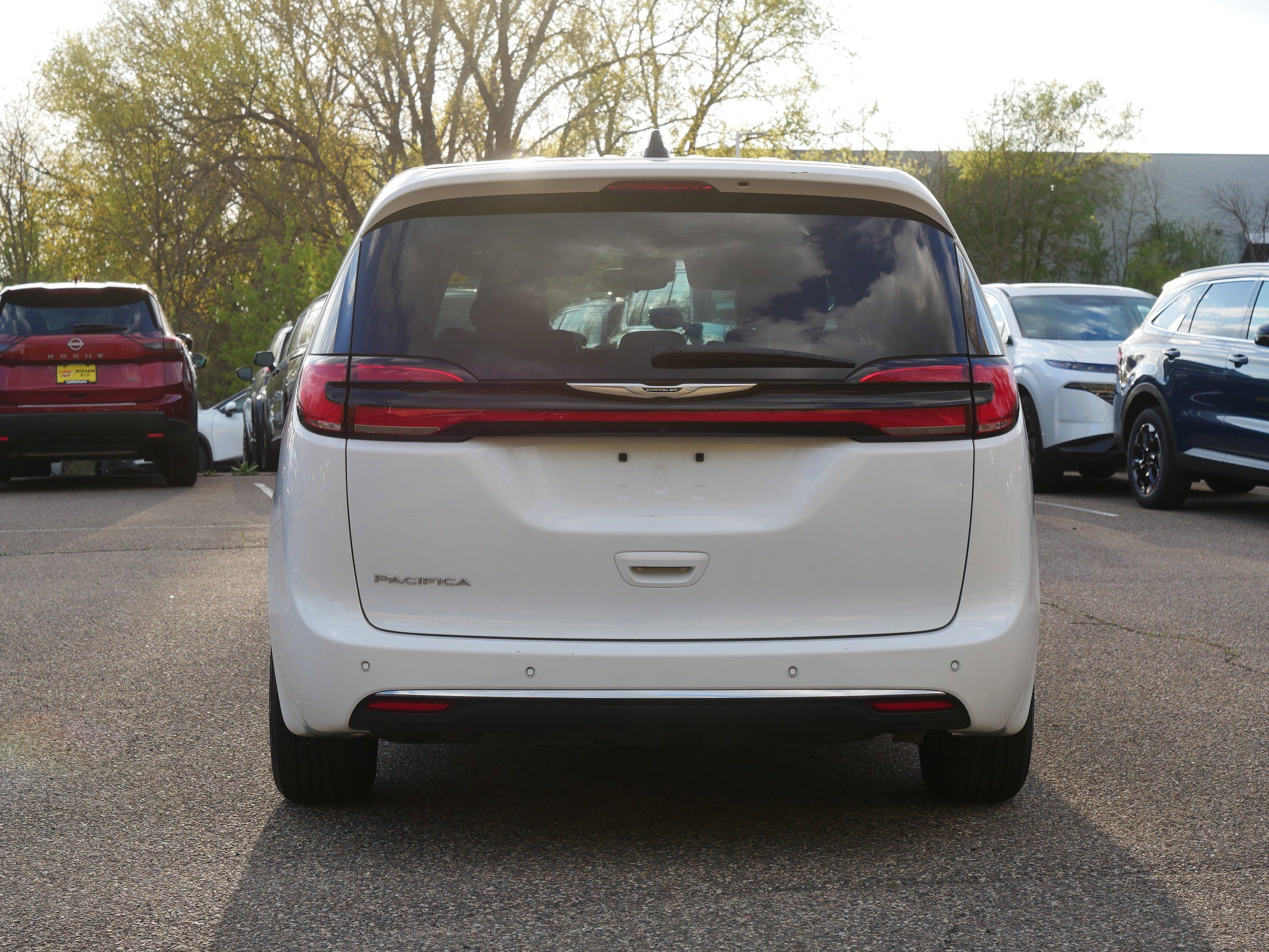 Used 2023 Chrysler Pacifica Touring-L FWD image 6