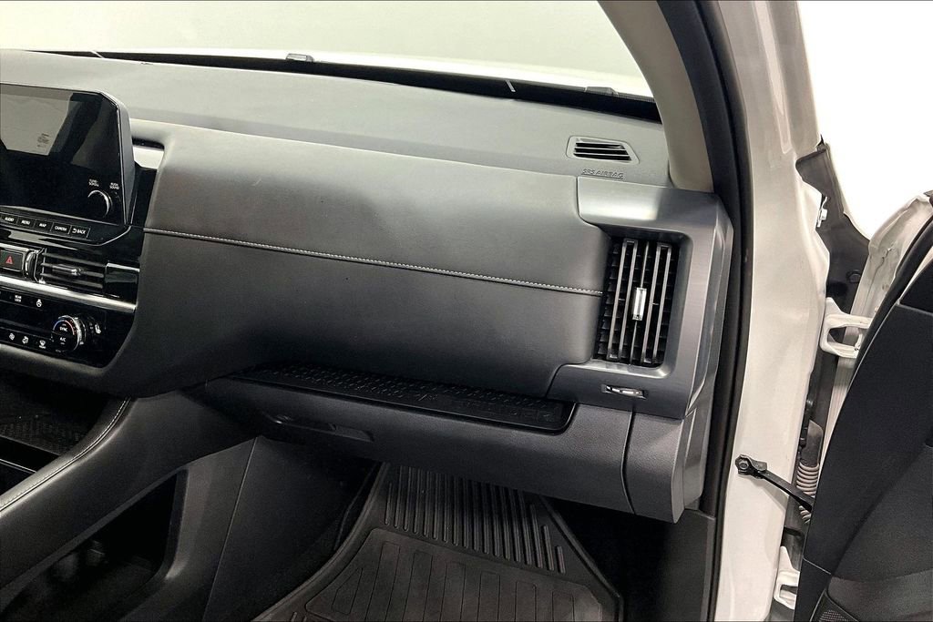 Used 2023 Nissan Pathfinder SL AWD/4WD image 18