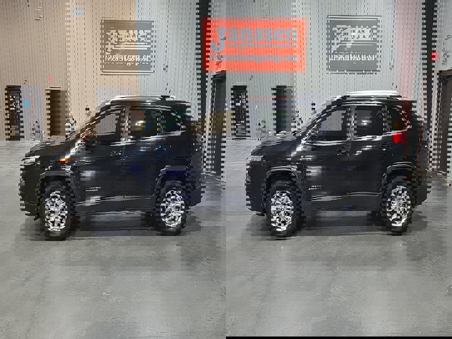 Used 2018 Jeep Cherokee Latitude w/ Cold Weather Group image 2