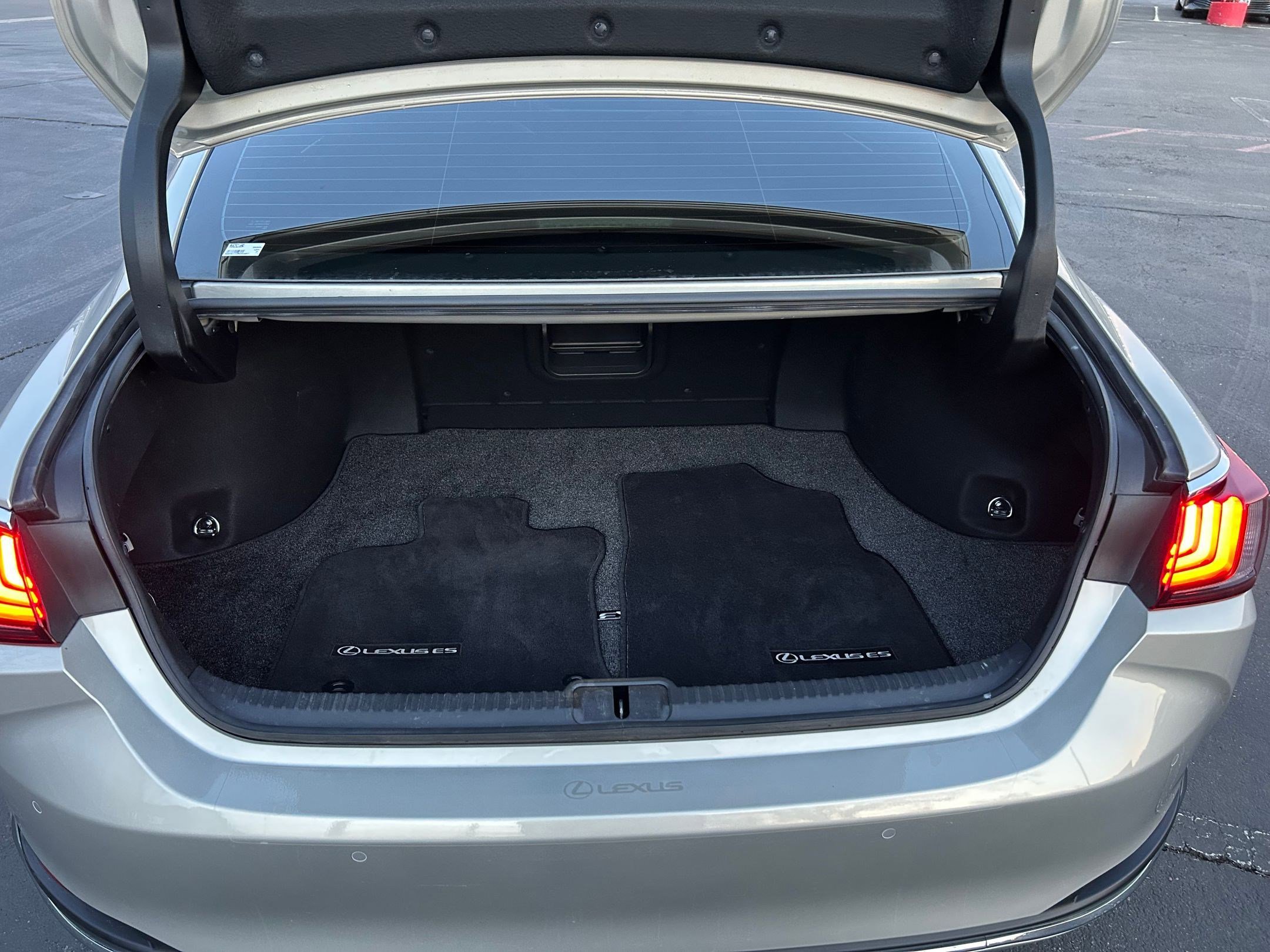 Used 2021 Lexus ES 300h Ultra Luxury image 25