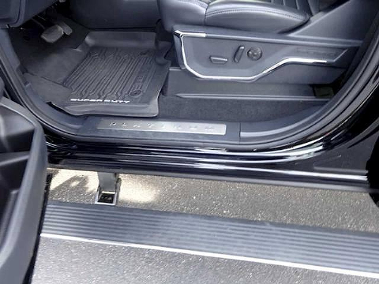 Used 2025 Ford F350 Platinum w/ FX4 Off-Road Package image 18