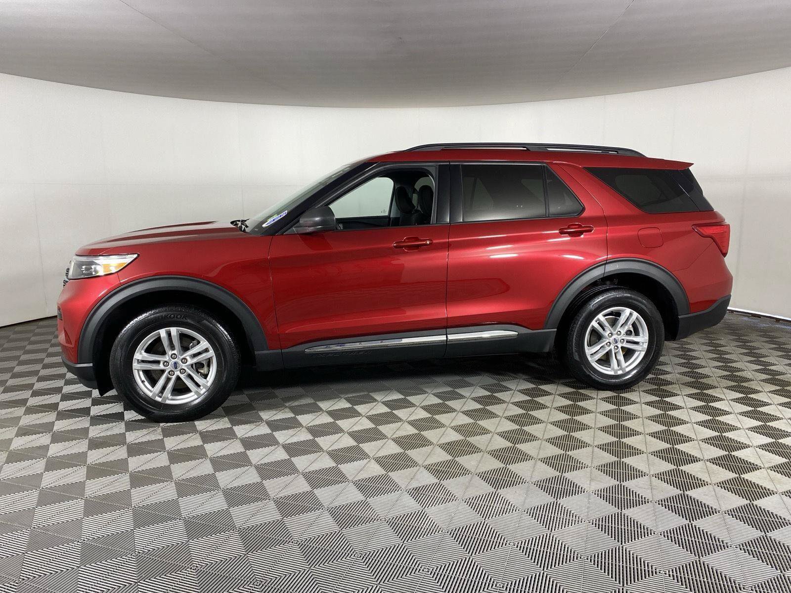 Used 2023 Ford Explorer XLT AWD/4WD image 4
