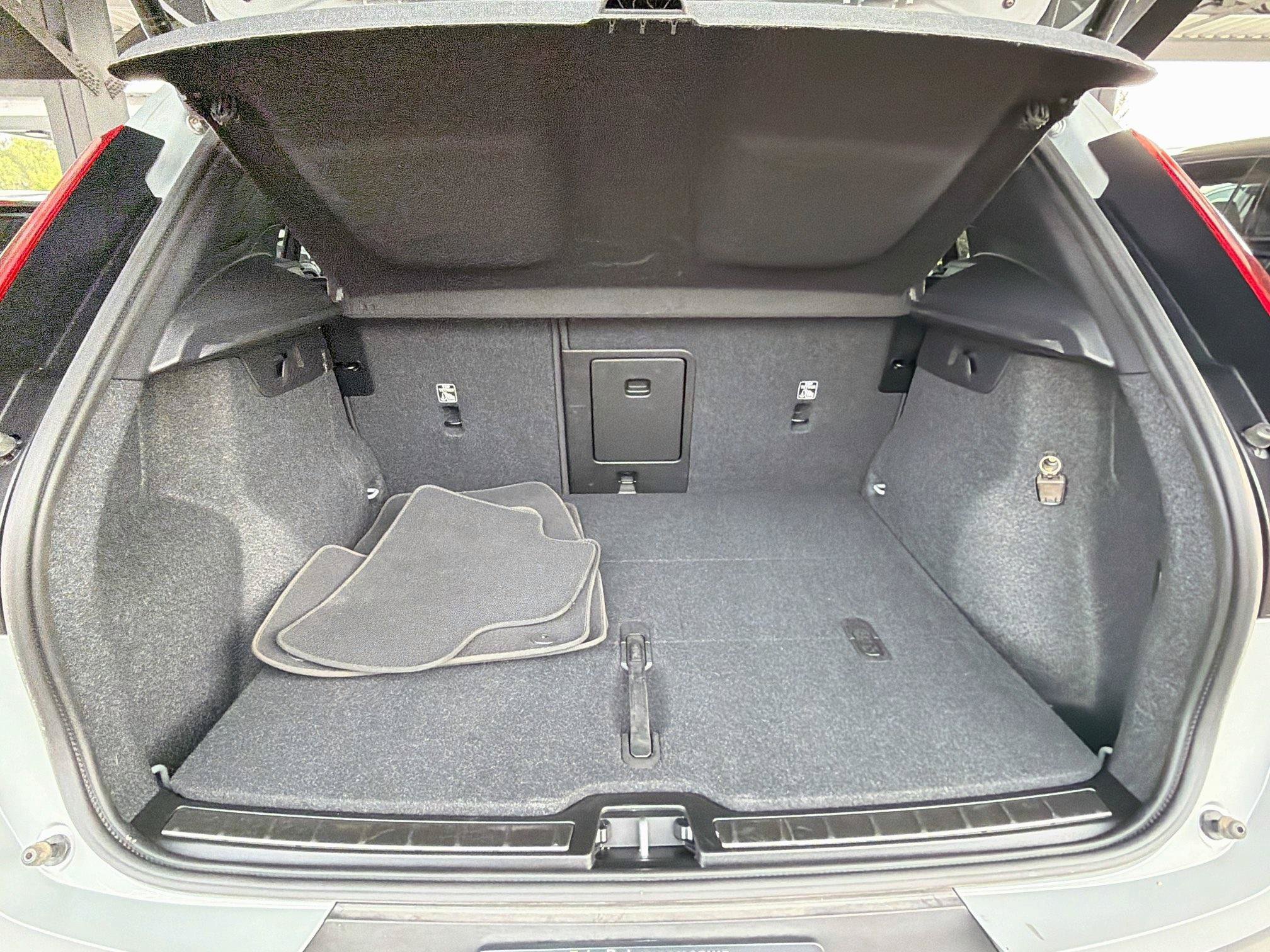 Used 2025 Volvo XC40 B5 Plus AWD/4WD image 28