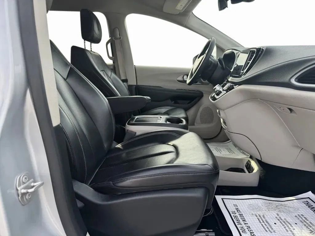 Used 2023 Chrysler Pacifica Touring-L image 13