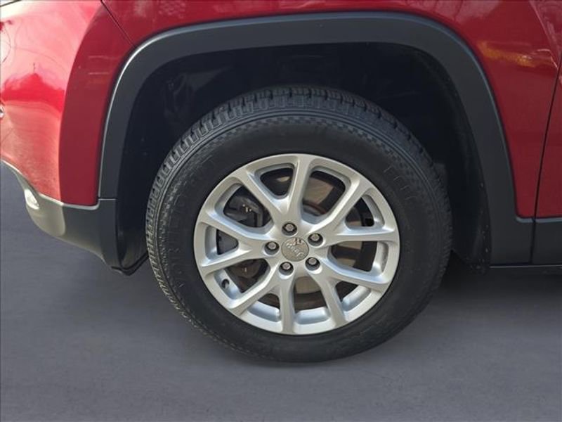 Used 2017 Jeep Cherokee Latitude w/ Safety/Convenience Group image 9