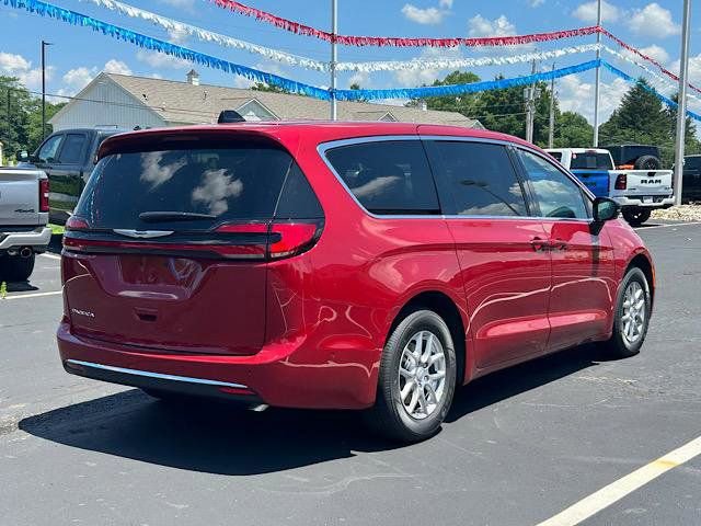 New 2025 Chrysler Pacifica Select image 5