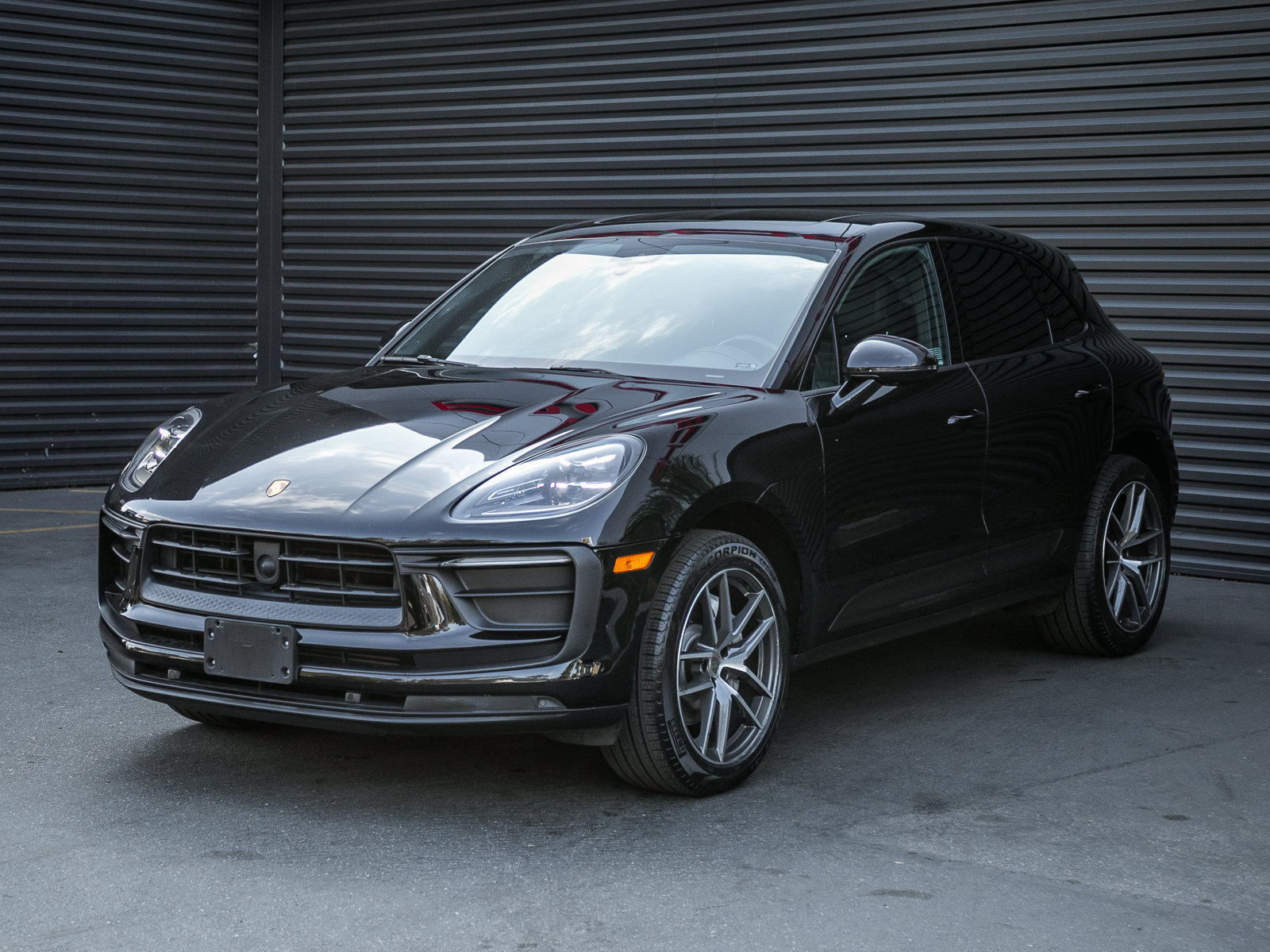 Certified 2023 Porsche Macan AWD/4WD image 1