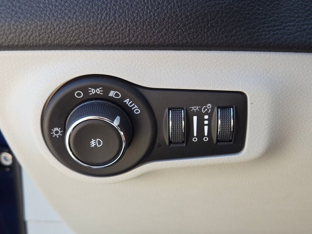 Used 2018 Jeep Compass Limited w/ Navigation Group image 23