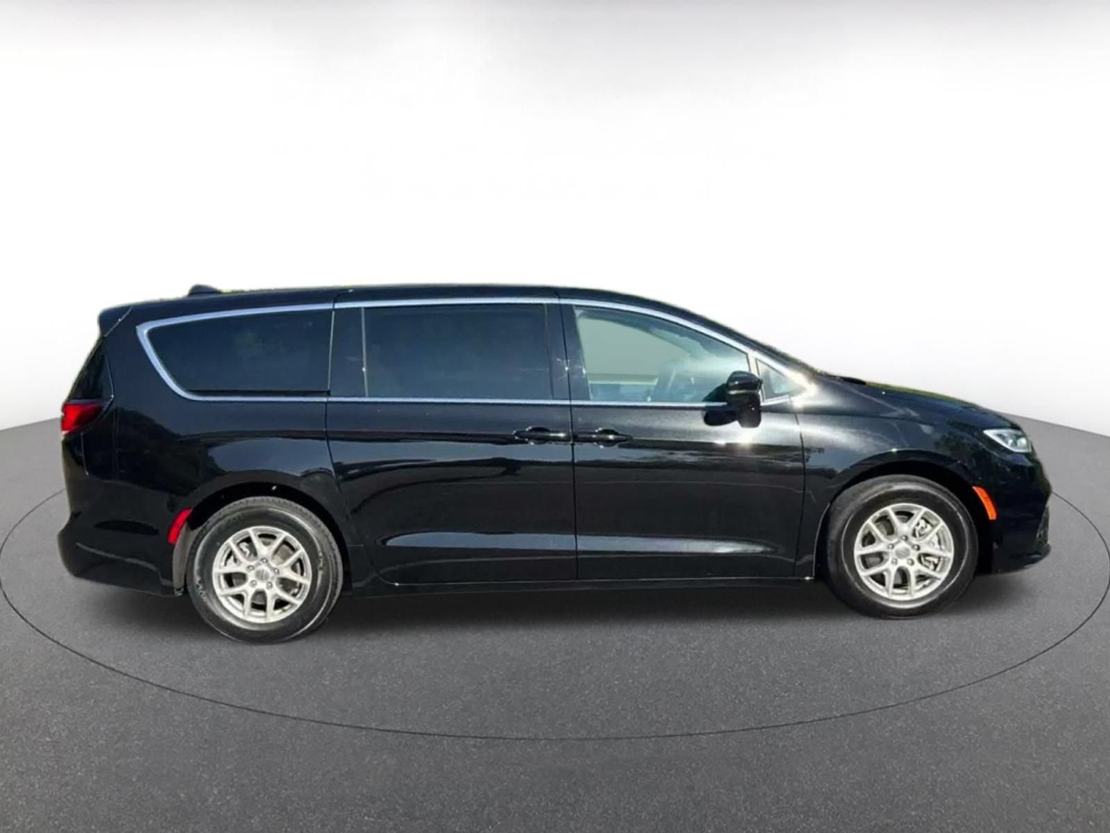 Used 2025 Chrysler Pacifica Select FWD image 15