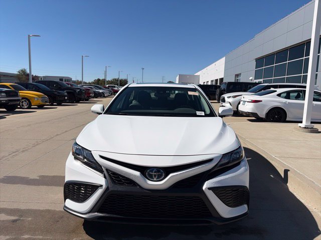 Used 2023 Toyota Camry SE FWD image 2