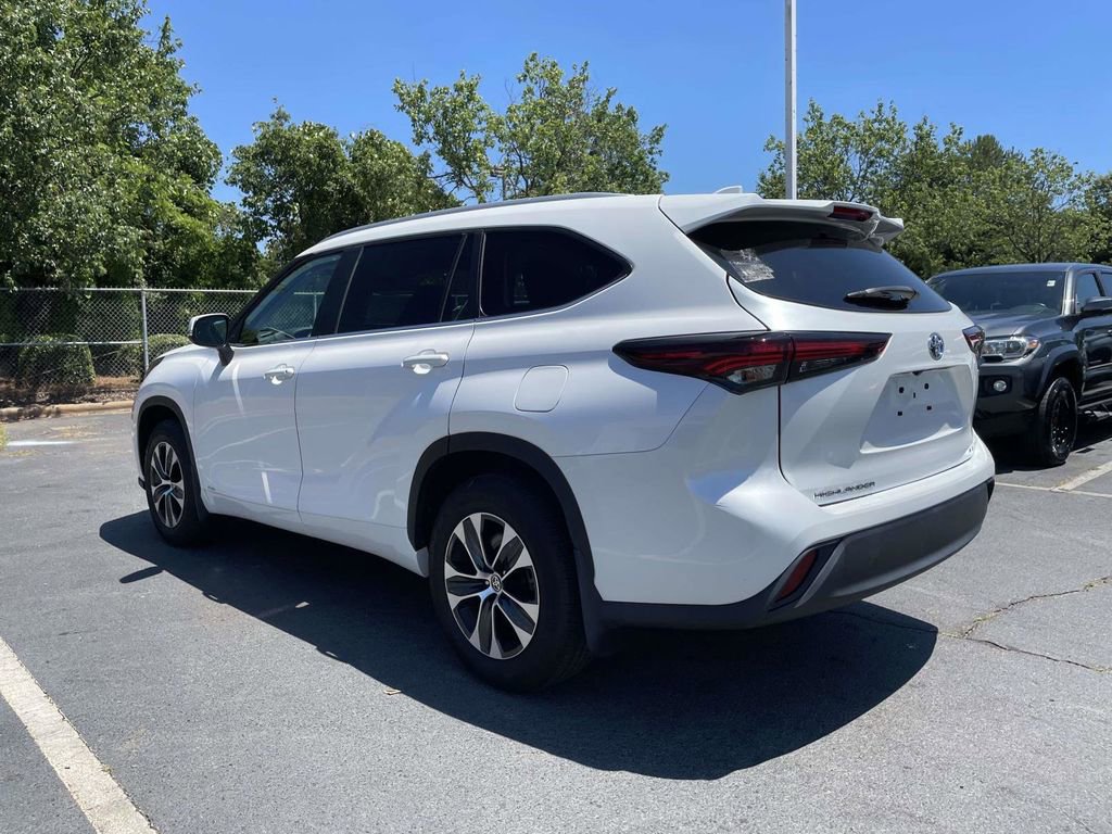 Used 2024 Toyota Highlander XLE AWD/4WD image 12