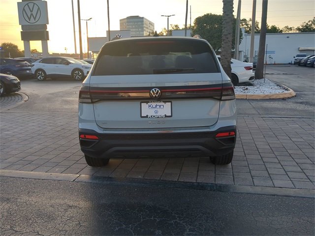 Certified 2025 Volkswagen Taos SE image 5