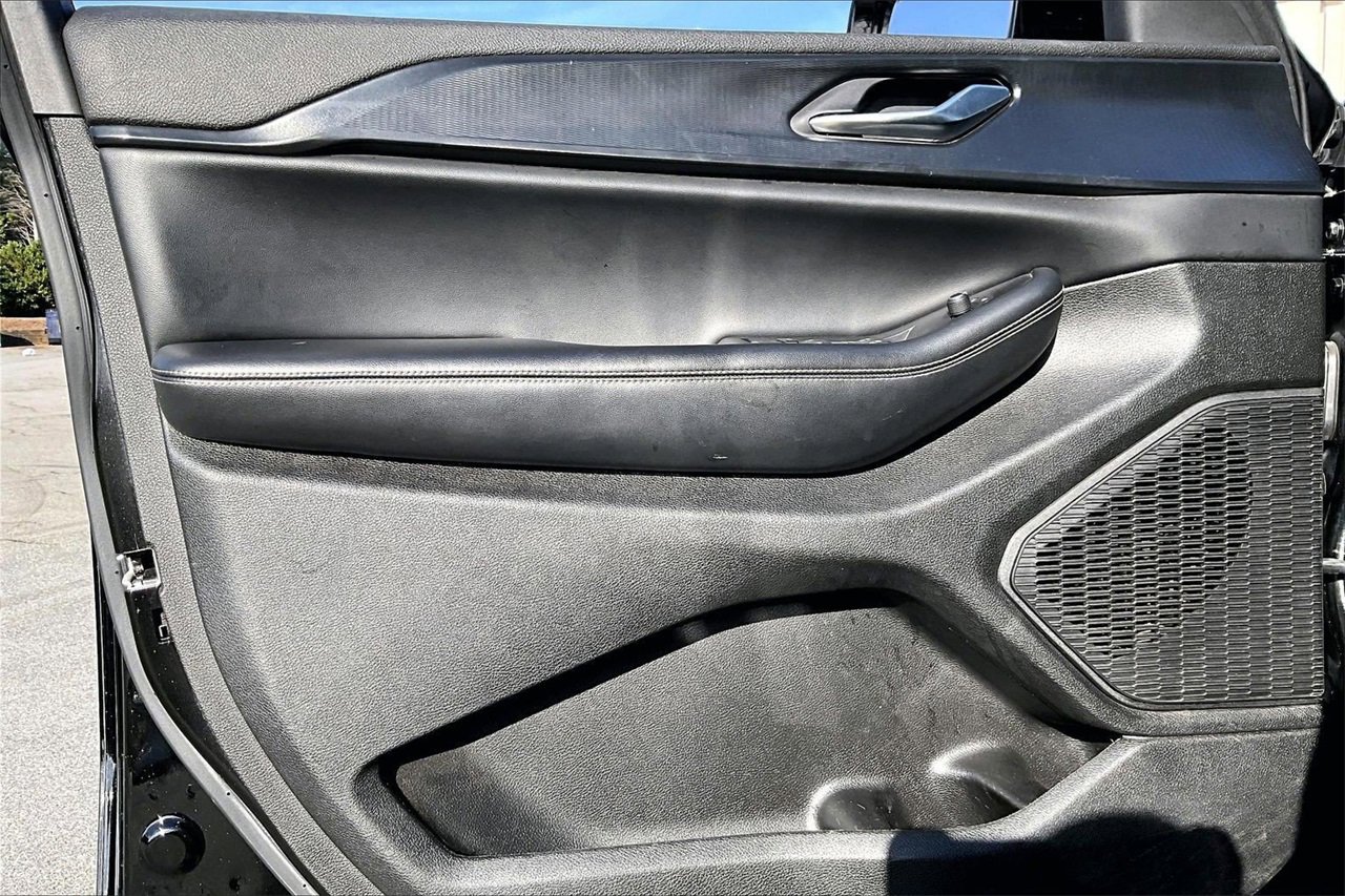 Used 2023 Jeep Grand Cherokee L Altitude image 24