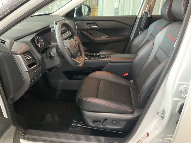Used 2025 Nissan Rogue SV AWD/4WD image 3