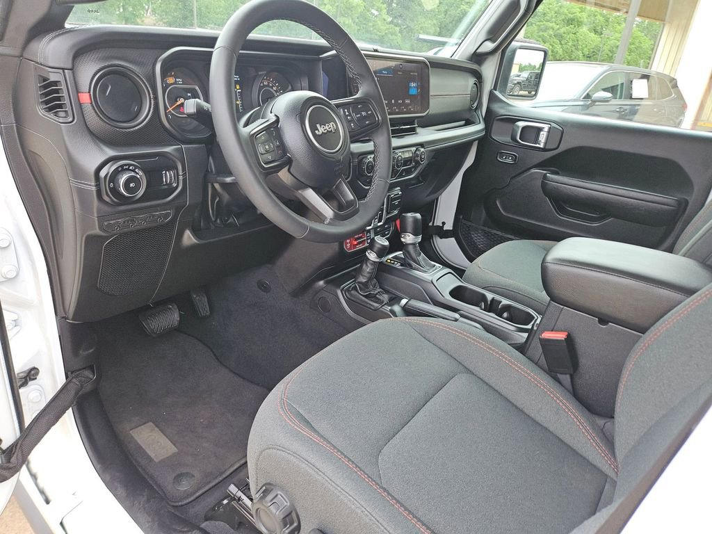 Used 2025 Jeep Wrangler Unlimited Rubicon AWD/4WD image 13