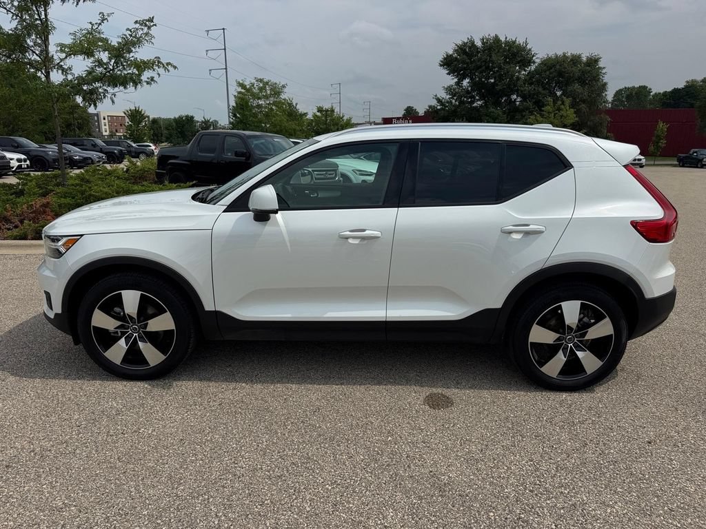 Used 2021 Volvo XC40 T5 Momentum w/ Premium Package AWD/4WD image 2