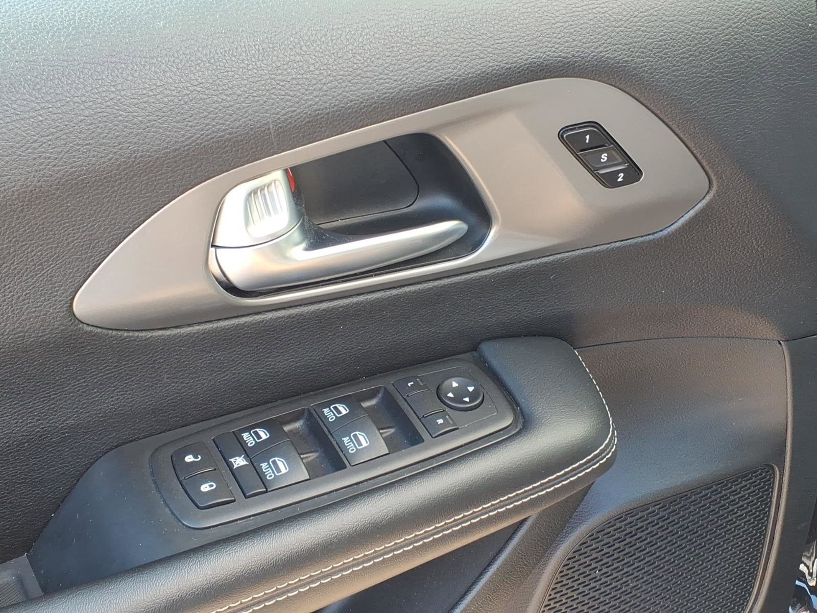 Used 2025 Chrysler Pacifica Select FWD image 15