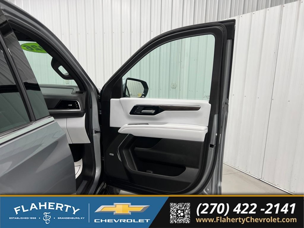 Used 2026 Chevrolet Suburban Premier AWD/4WD image 14
