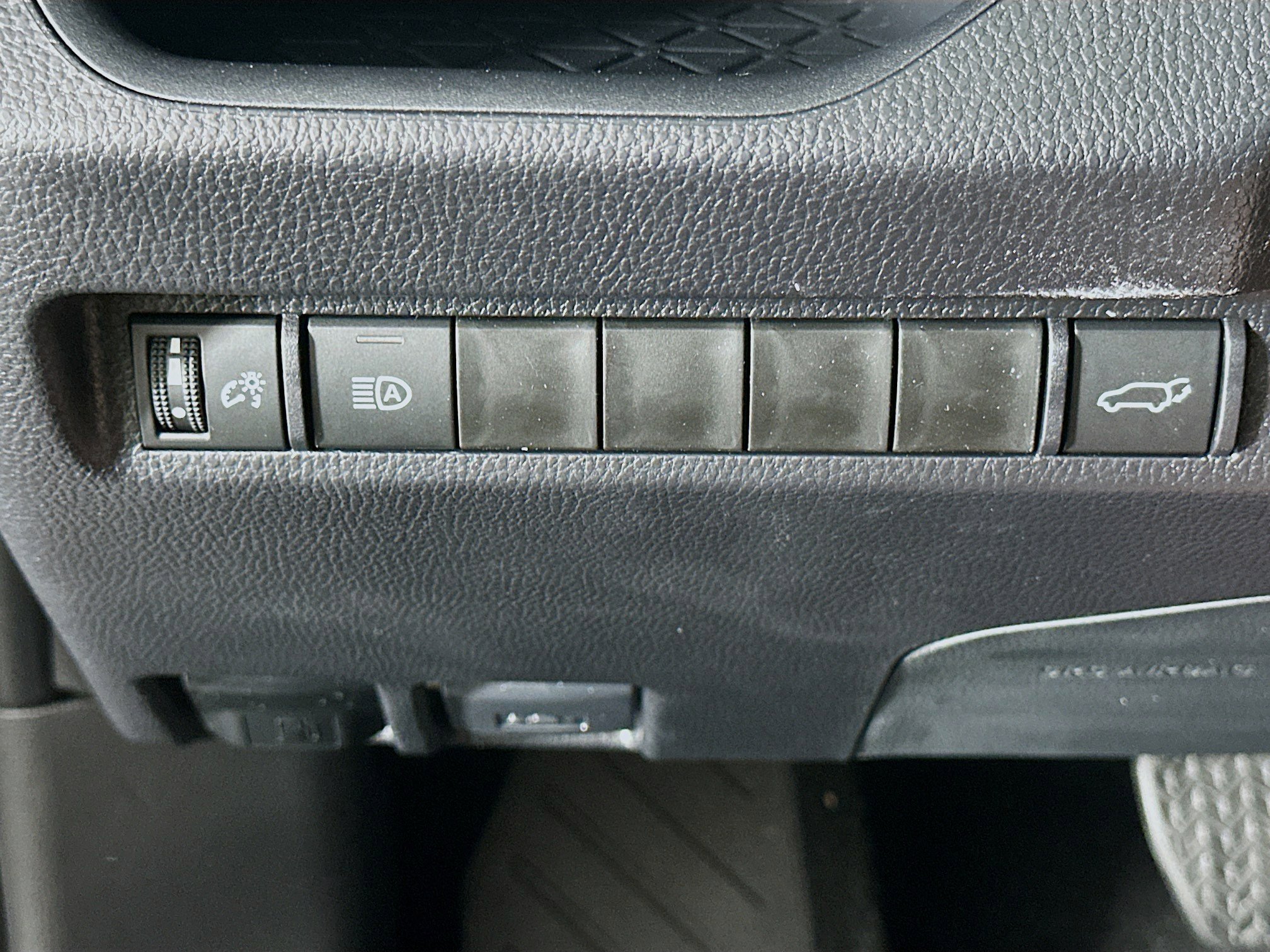 Used 2025 Toyota RAV4 XLE w/ Convenience Package FWD image 17