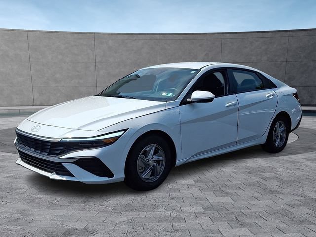 Certified 2025 Hyundai Elantra SE w/ Cargo Package FWD image 4