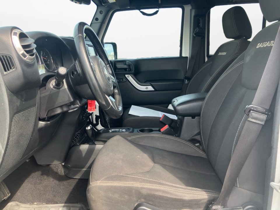 Used 2017 Jeep Wrangler Unlimited Sahara w/ Connectivity Group image 11