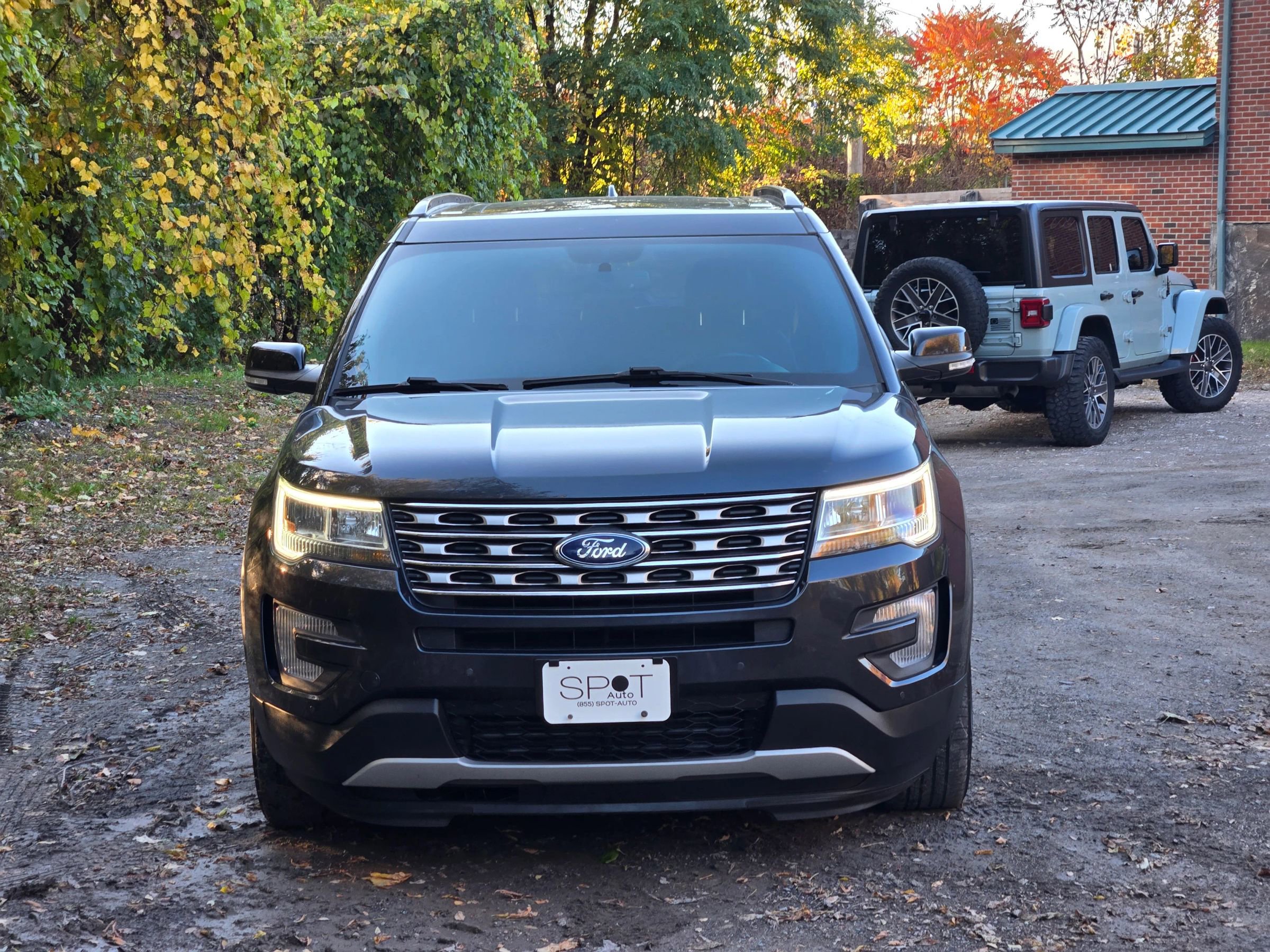 Used 2017 Ford Explorer XLT w/ Equipment Group 202A image 3