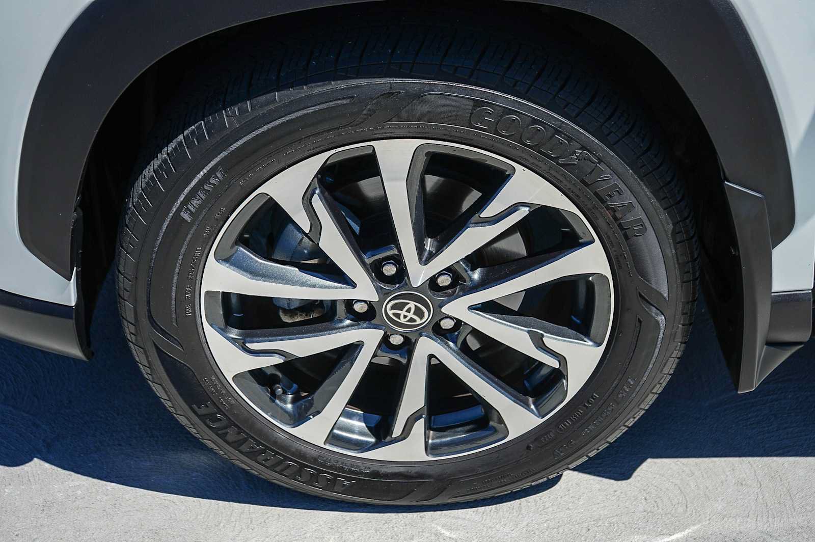 Used 2023 Toyota Corolla Cross XLE w/ Convenience Package FWD image 11