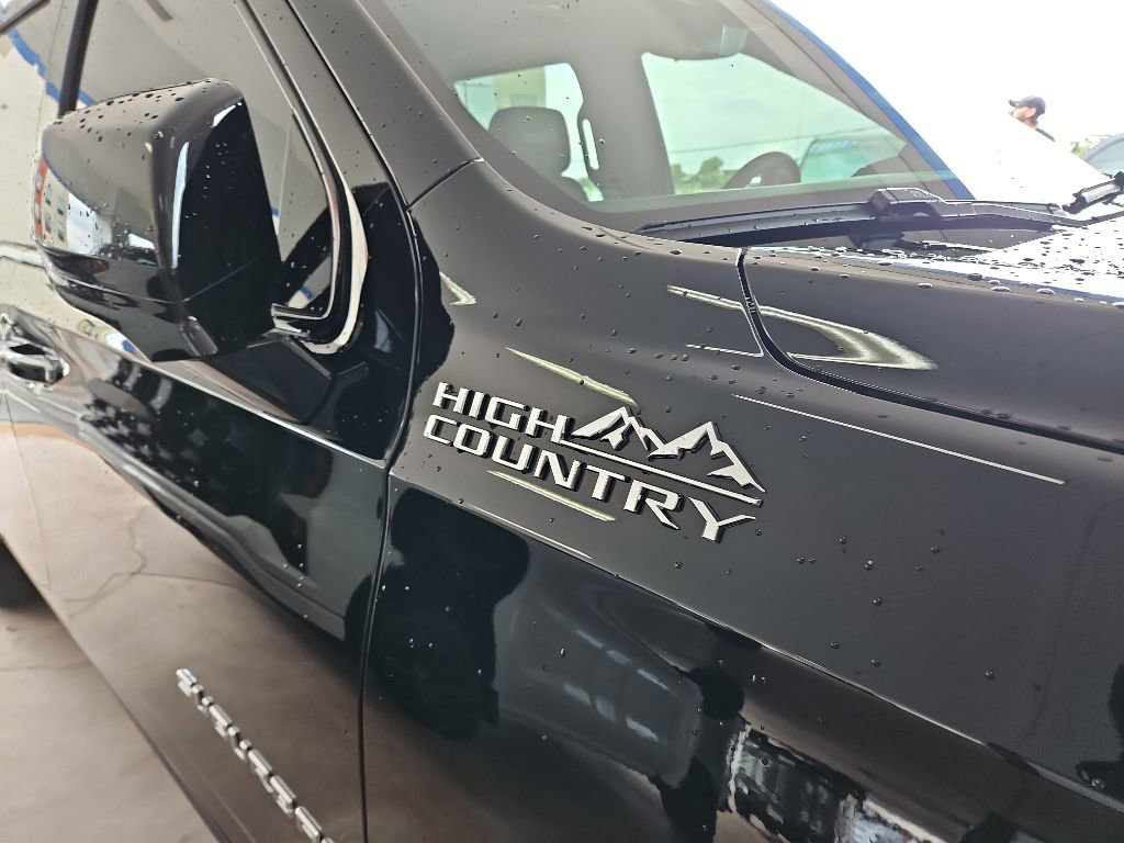 Used 2025 Chevrolet Suburban High Country AWD/4WD image 6