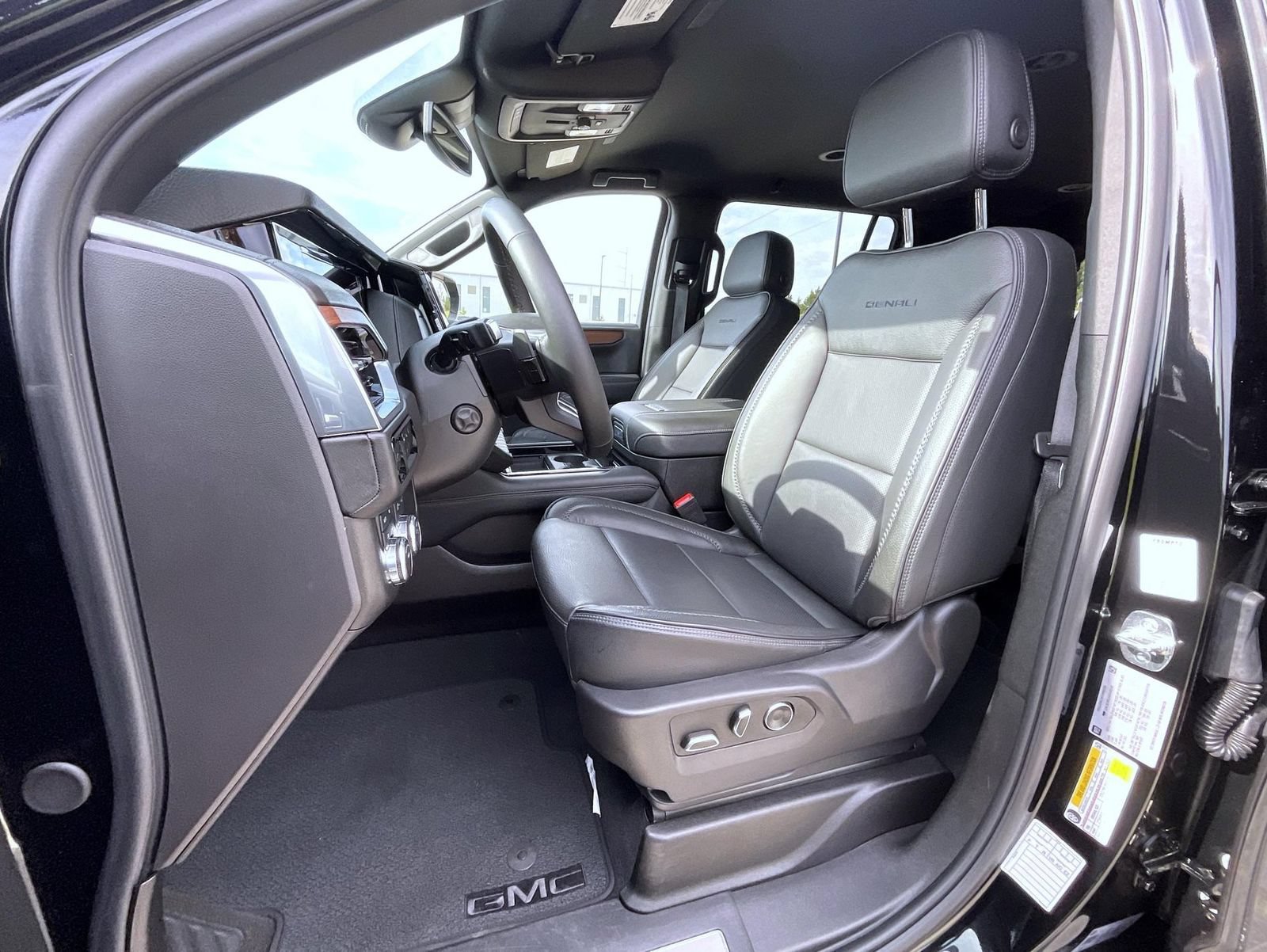 Used 2025 GMC Yukon XL Denali AWD/4WD image 11