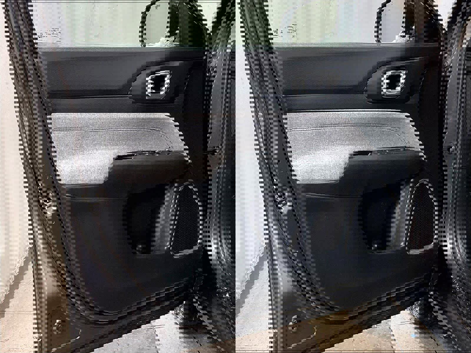 Used 2022 Jeep Compass Latitude w/ Mopar Graphics Package image 9