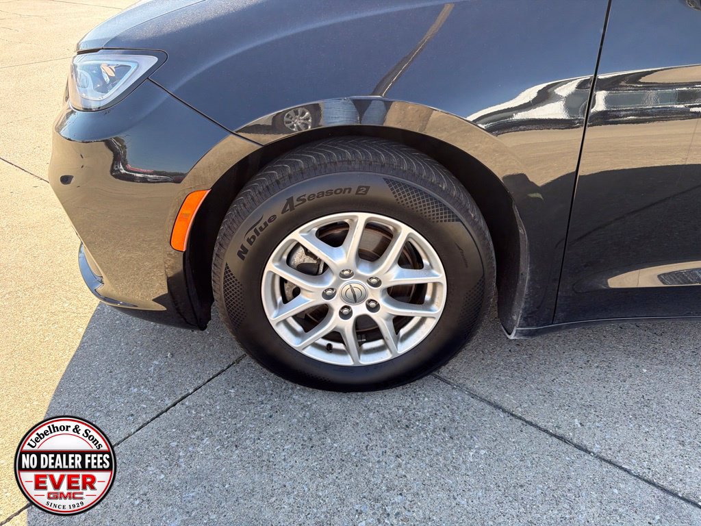 Used 2024 Chrysler Pacifica Touring FWD image 14